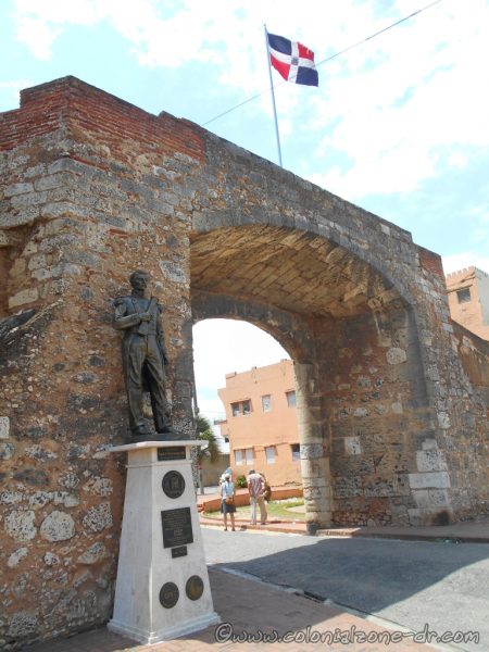 Statue of General Matías Ramón Mella - Plaza Patriótica at Puerta de la Misericordia